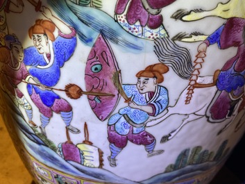Un grand vase en porcelaine de Chine famille rose, 19&egrave;me