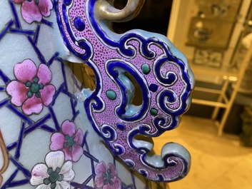 Une paire de grands vases en porcelaine de Chine famille rose, 19&egrave;me