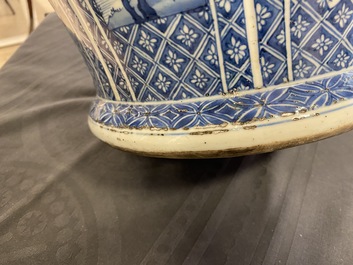 A large Chinese blue and white vase and cover, Kangxi