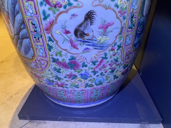 Un grand vase en porcelaine de Chine famille rose, 19&egrave;me