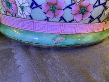 Une paire de grands vases en porcelaine de Chine famille rose, 19&egrave;me