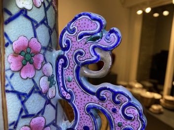 Une paire de grands vases en porcelaine de Chine famille rose, 19&egrave;me