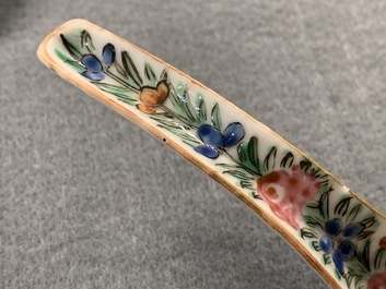 A pair of Chinese Thai market Bencharong spoons, 19th C.