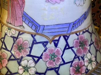 Une paire de grands vases en porcelaine de Chine famille rose, 19&egrave;me