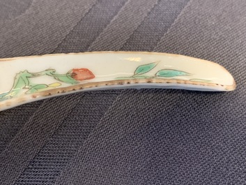 Vijf Chinese famille rose lepels met vruchten, bloemen en vlinders, 19/20e eeuw