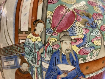 Une paire de grands vases en porcelaine de Chine famille rose, 19&egrave;me
