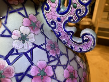 Une paire de grands vases en porcelaine de Chine famille rose, 19&egrave;me