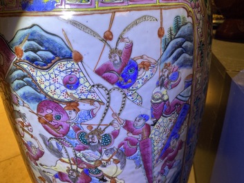 Un grand vase en porcelaine de Chine famille rose, 19&egrave;me