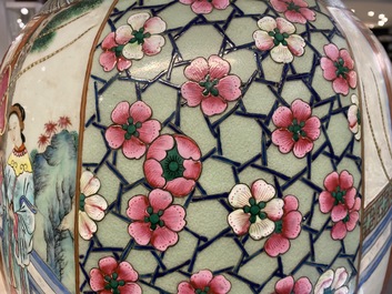 Une paire de grands vases en porcelaine de Chine famille rose, 19&egrave;me