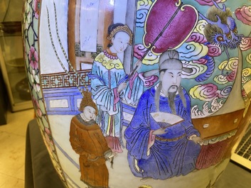 Une paire de grands vases en porcelaine de Chine famille rose, 19&egrave;me