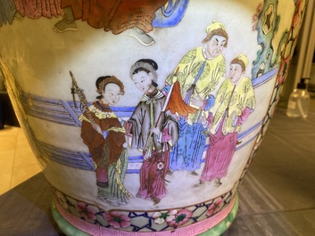 Une paire de grands vases en porcelaine de Chine famille rose, 19&egrave;me