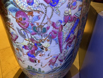 Un grand vase en porcelaine de Chine famille rose, 19&egrave;me