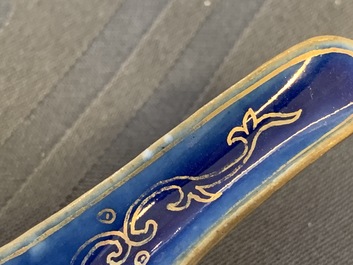 Quatre cuill&egrave;res en porcelaine de Chine monochrome et dor&eacute;, 19/20&egrave;me