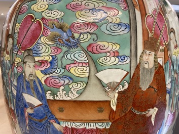 Une paire de grands vases en porcelaine de Chine famille rose, 19&egrave;me