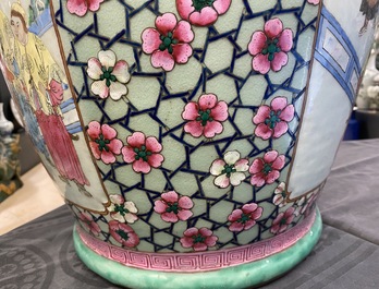 Une paire de grands vases en porcelaine de Chine famille rose, 19&egrave;me