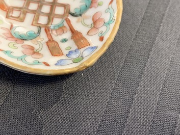 Een grote Chinese famille rose lepel met reli&euml;fdecor, Daoguang merk en periode