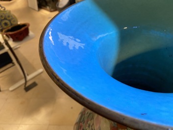 Une paire de grands vases en porcelaine de Chine famille rose, 19&egrave;me