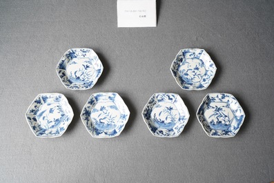 Zes Chinese blauw-witte hexagonale koppen en schotels, Kangxi