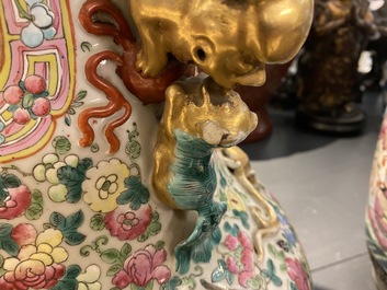 Un grand vase en porcelaine de Chine famille rose, 19&egrave;me