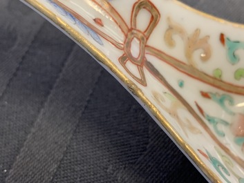 Een grote Chinese famille rose lepel met reli&euml;fdecor, Daoguang merk en periode