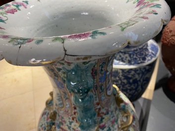 Un grand vase en porcelaine de Chine famille rose, 19&egrave;me