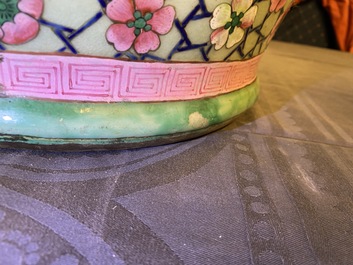 Une paire de grands vases en porcelaine de Chine famille rose, 19&egrave;me