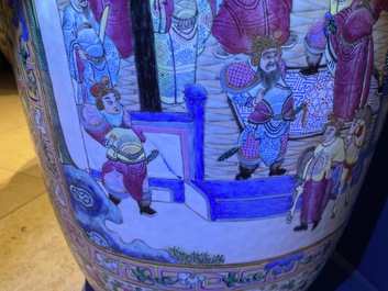 Un grand vase en porcelaine de Chine famille rose, 19&egrave;me