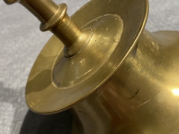 Un bougeoir en bronze, Flandres ou Pays-Bas, 16&egrave;me