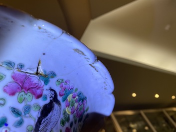 Un grand vase en porcelaine de Chine famille rose, 19&egrave;me