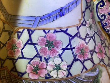 Une paire de grands vases en porcelaine de Chine famille rose, 19&egrave;me