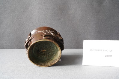 Un vase en bronze aux anses en forme de dragons, Ming