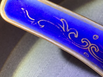Quatre cuill&egrave;res en porcelaine de Chine monochrome et dor&eacute;, 19/20&egrave;me