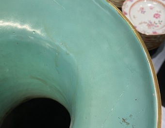 Une paire de grands vases en porcelaine de Chine famille rose, 19&egrave;me