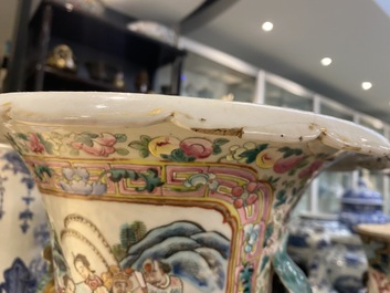 Un grand vase en porcelaine de Chine famille rose, 19&egrave;me