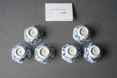 Zes Chinese blauw-witte hexagonale koppen en schotels, Kangxi