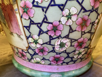 Une paire de grands vases en porcelaine de Chine famille rose, 19&egrave;me