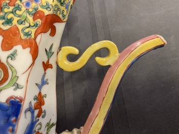 Une verseuse couverte en porcelaine de Chine, Qianlong