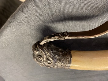 Une &eacute;p&eacute;e en argent, bois tie li mu et os, Chine, 19&egrave;me