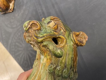 Une paire de mod&egrave;les de lions gardiens en porcelaine de Chine &agrave; &eacute;mail sancai, Ming