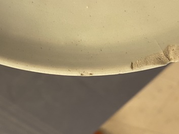 Een paar Chinese blauw-witte celadon vazen met onsterfelijken, 19e eeuw