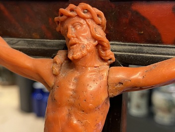Un crucifix au Christ en corail sculpt&eacute;, Trapani, Sicile, Italie, 17&egrave;me