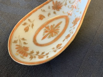 Deux cuill&egrave;res en porcelaine de Chine Lai Nam Thong pour le march&eacute; thai, 19&egrave;me