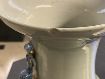 Een paar Chinese blauw-witte celadon vazen met onsterfelijken, 19e eeuw