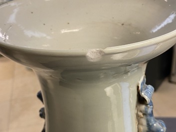 Een paar Chinese blauw-witte celadon vazen met onsterfelijken, 19e eeuw