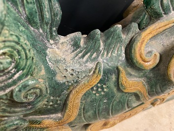 Une paire de tuiles faiti&egrave;res en forme de dragon aux &eacute;maux de type sancai, Ming/Qing