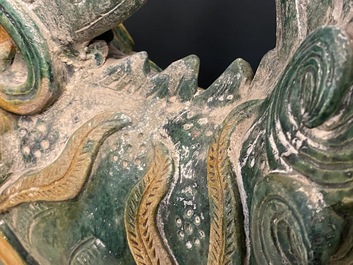 Une paire de tuiles faiti&egrave;res en forme de dragon aux &eacute;maux de type sancai, Ming/Qing