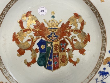 Un plat armori&eacute; en porcelaine de Chine famille rose pour le march&eacute; europ&eacute;en, Yongzheng/Qianlong