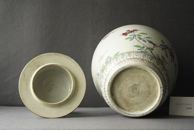 Un grand vase couvert en porcelaine de Chine famille rose, Yongzheng