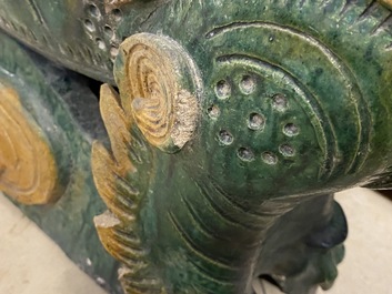Une paire de tuiles faiti&egrave;res en forme de dragon aux &eacute;maux de type sancai, Ming/Qing