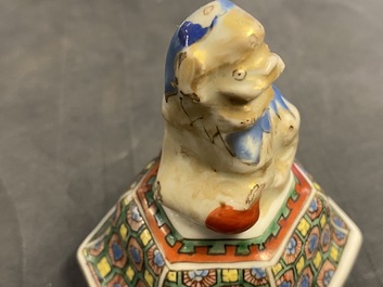Une verseuse couverte en porcelaine de Chine, Qianlong